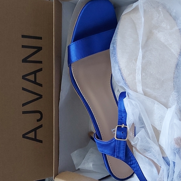 AVANTI BLUE 👠 HEELS SIZE 8.5 - Picture 2 of 4